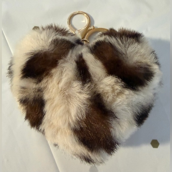 Soft and Fluffy Beige Leopard Heart Keychain / Handbag Charm NWOT - Picture 3 of 4